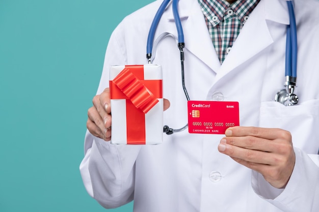 Joven médico expresivo posando para las vacaciones de invierno