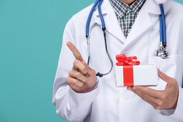 Joven médico expresivo posando para las vacaciones de invierno