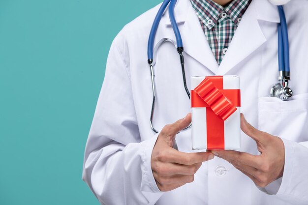 Joven médico expresivo posando para las vacaciones de invierno