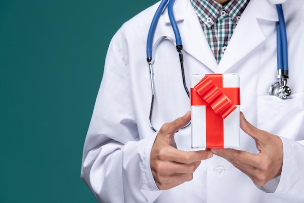 Joven médico expresivo posando para las vacaciones de invierno