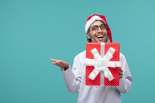 Joven médico expresivo posando para las vacaciones de invierno