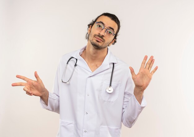 Joven médico con gafas ópticas vistiendo túnica blanca con estetoscopio mostrando diferentes números