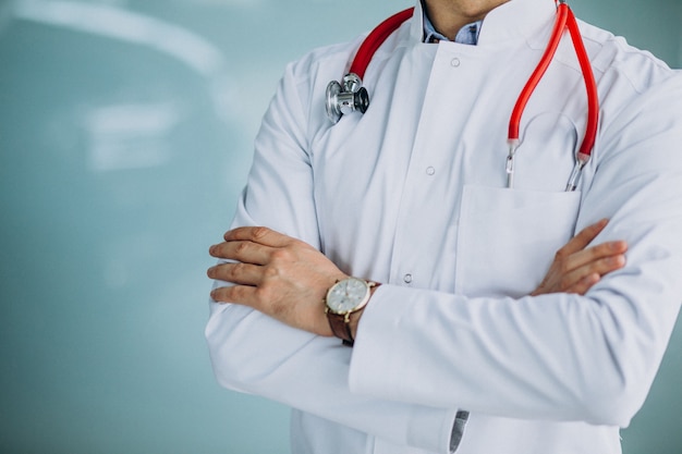 Joven médico guapo en una túnica médica con estetoscopio