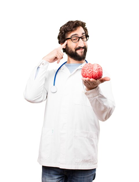 Joven médico hombre con un cerebro