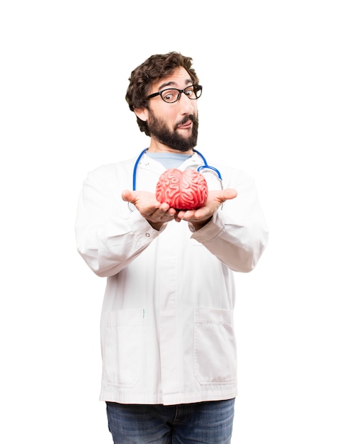 Joven médico hombre con un cerebro