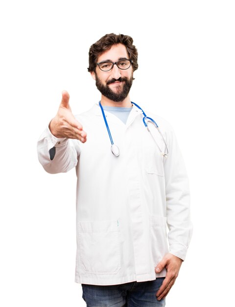 Joven médico hombre sacudiendo la mano