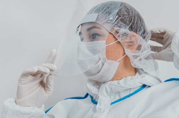 Joven médico con una máscara médica