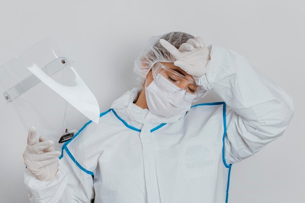 Joven médico con una mascarilla