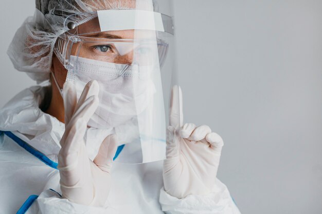 Joven médico con una mascarilla