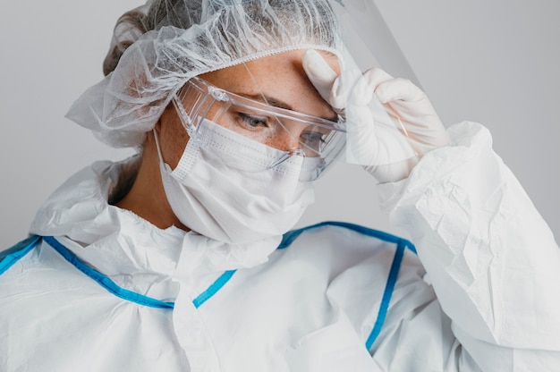 Foto gratuita joven médico con una mascarilla