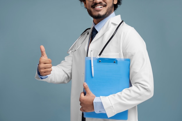 Joven médico preparándose para el trabajo