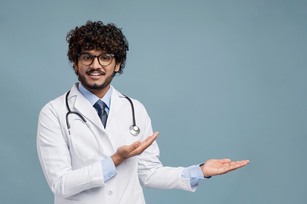 Joven médico preparándose para el trabajo