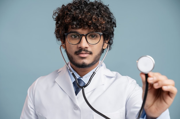 Joven médico preparándose para el trabajo