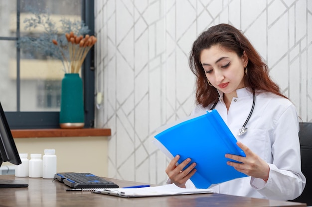 Joven médico revisando el análisis del paciente Foto de alta calidad