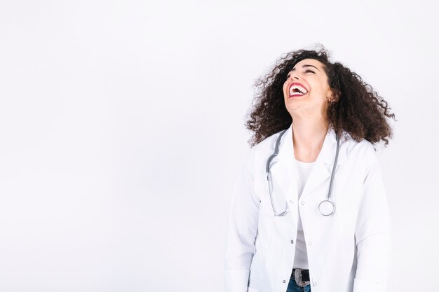 Joven médico riendo a carcajadas