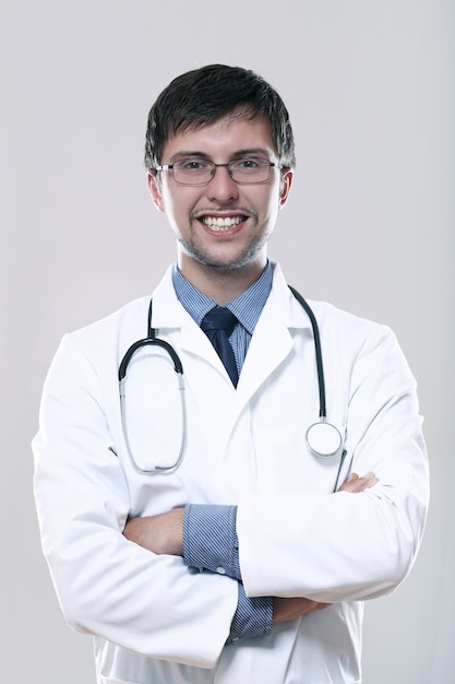 Joven médico sonriente con estetoscopio