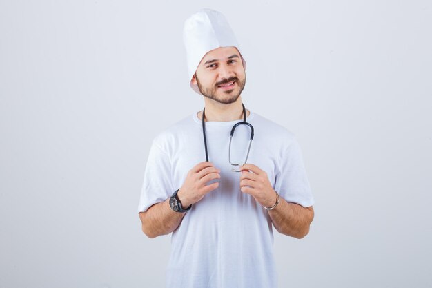 Joven médico en uniforme blanco