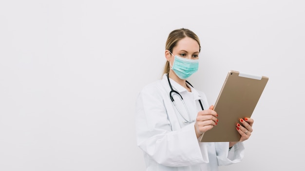 Joven médico usando tableta