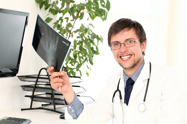 Joven médico viendo rayos