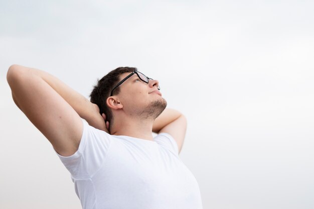 Joven mirando al cielo