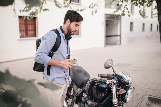 Joven mirando en un espejo de moto