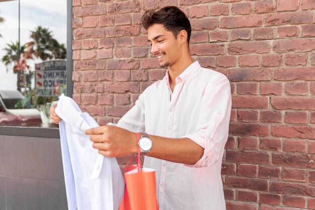 Joven mirando su nueva camisa