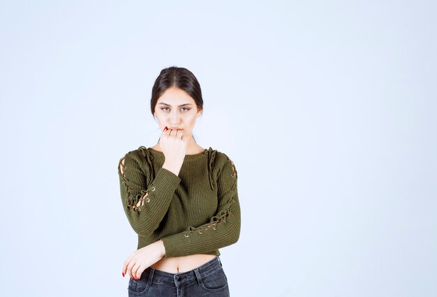 Una joven modelo en blusa verde mirando al frente intensamente