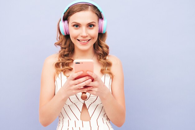 Joven modelo despreocupado escuchando música en auriculares inalámbricos