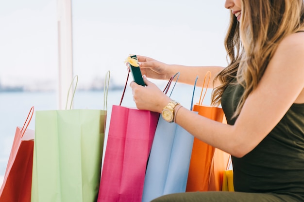 Joven modelo sonriente tras las compras