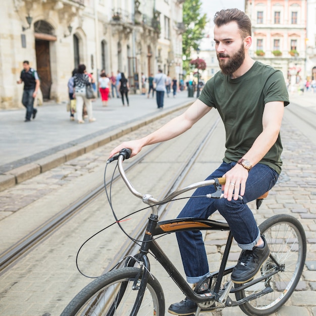 Joven montando bicicleta en la ciudad