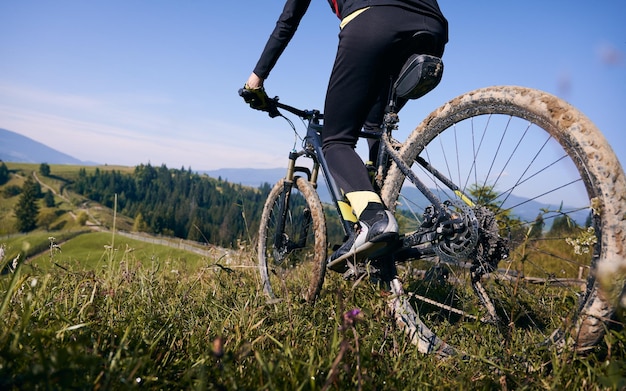 Foto gratuita joven montando una bicicleta de montaña al estilo cuesta abajo