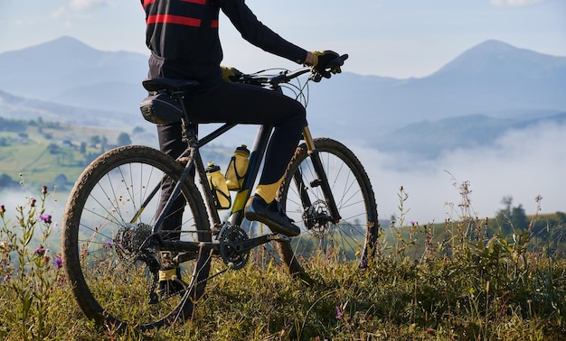 Joven montando una bicicleta de montaña al estilo cuesta abajo