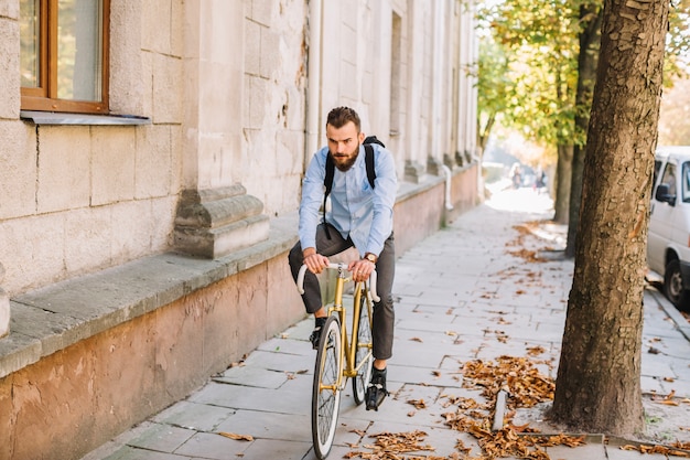 Joven montando en bicicleta