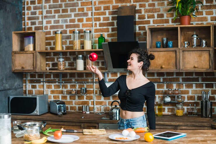 Foto gratuito joven morena arrojando manzana