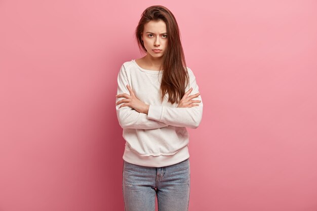 Joven morena en jeans y suéter