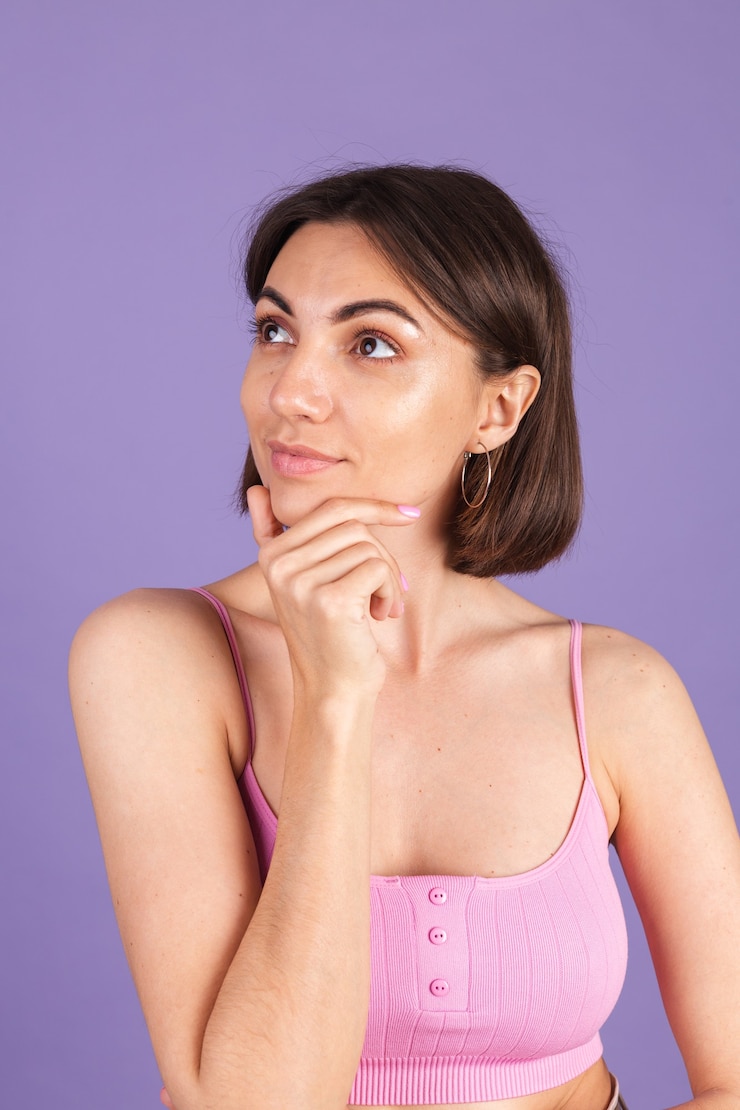 Foto gratuito joven morena en la parte superior aislada en la pared púrpura