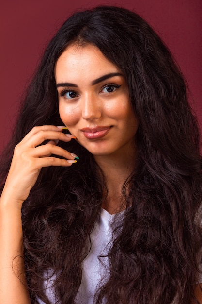 Foto gratuita joven morena con pelos largos y rizados promoviendo el estilo de maquillaje otoñal.