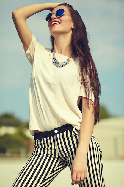 joven morena posando en el parque