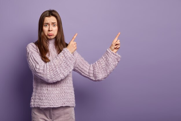 Joven morena vistiendo suéter morado