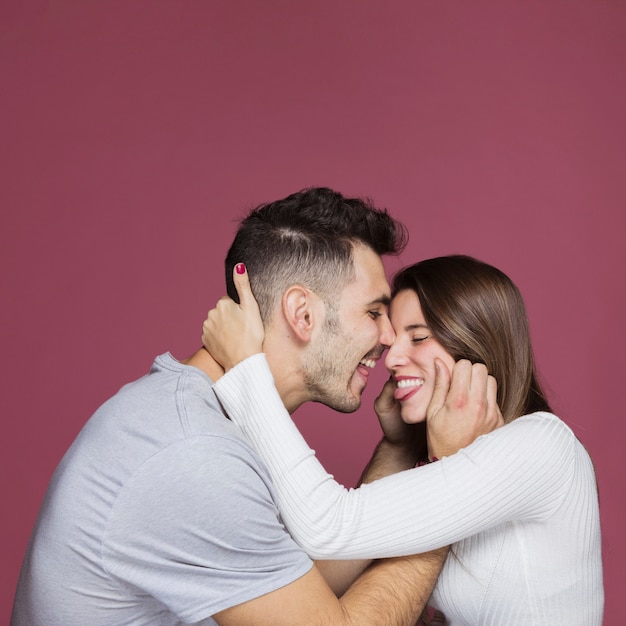 Joven mostrando lenguas con mujer atractiva