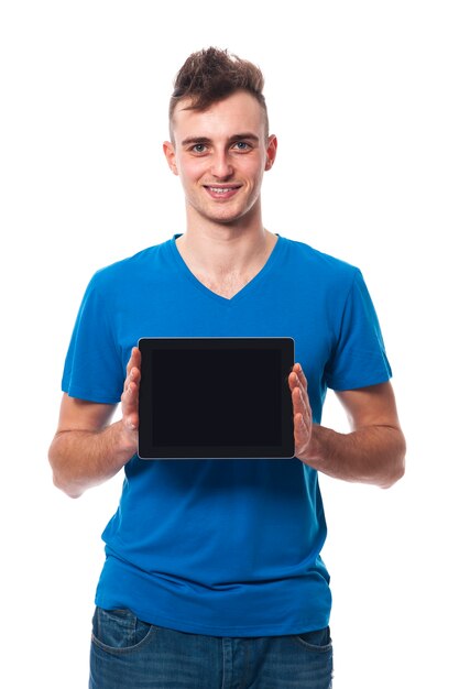 Joven mostrando la pantalla de la tableta digital