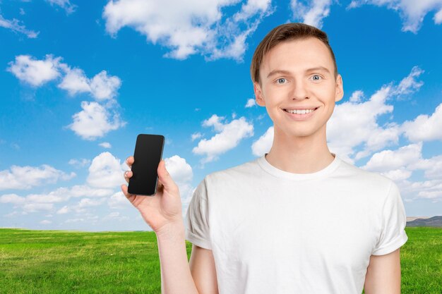 Joven mostrando una pantalla de teléfono inteligente en blanco