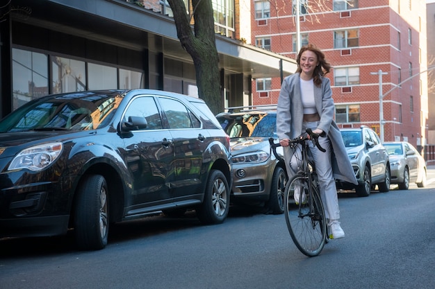 Joven en movilidad sostenible