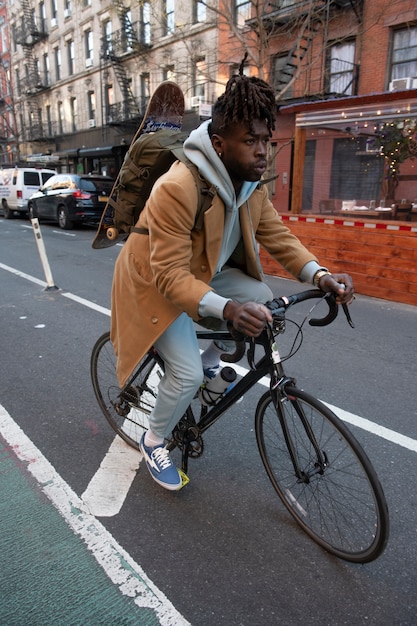 Foto gratuita joven en movilidad sostenible