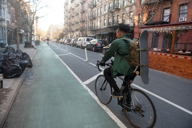 Joven en movilidad sostenible