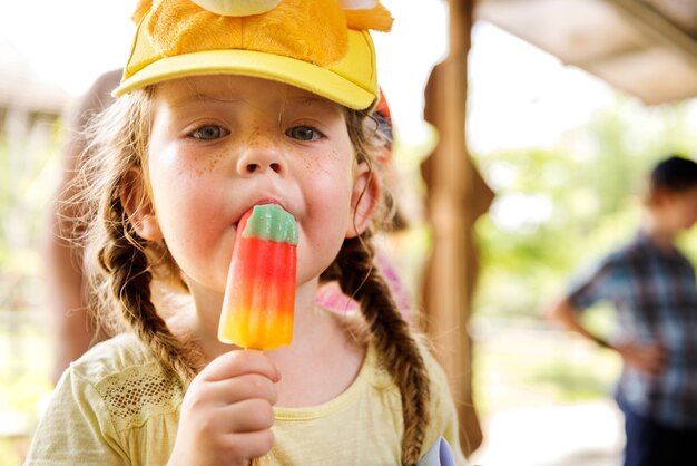 Joven muchacha caucásica comiendo helado