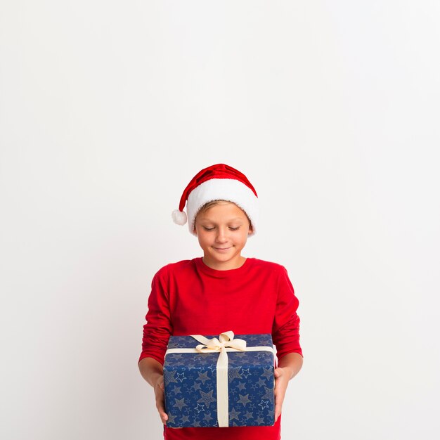 Joven muchacho con espacio de copia de regalo