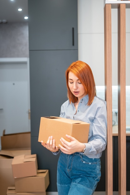 Joven mudarse a nuevo apartamento con cajas de cartón