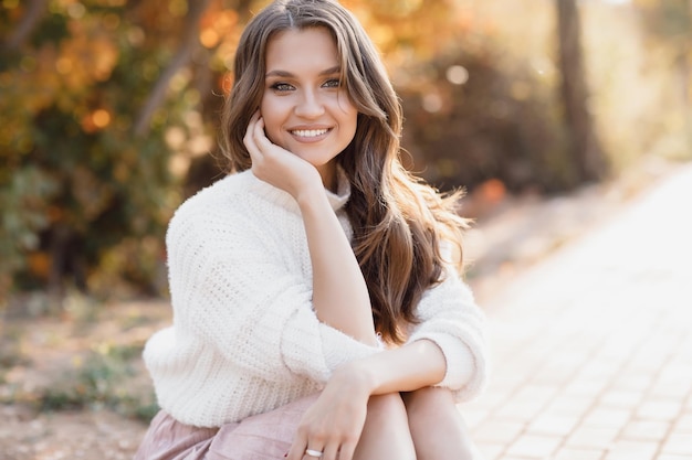 Foto gratuita joven mujer acogedora al aire libre