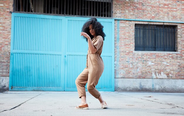 joven mujer afroamericana bailando